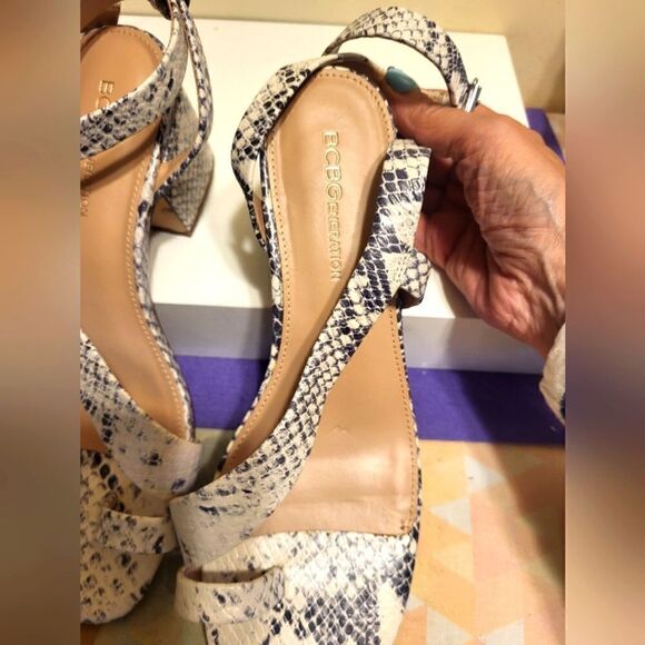 BCBG "Danni" Snakeskin Print Leather Toe Ring Chunky Heel Sandals Sz.8/38.5 $150 - Picture 7 of 9